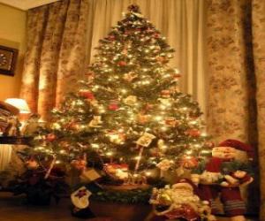 Puzle Vánoční strom ozdoben hvězdami, barevné ozdoby a sladkosti hole