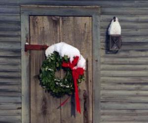 Puzle Věnec vánoční visel ve dveřích domu