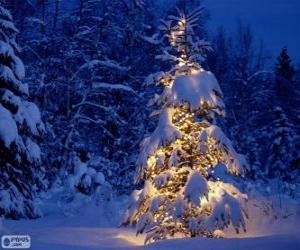 Puzle Zasněžený vánoční stromeček
