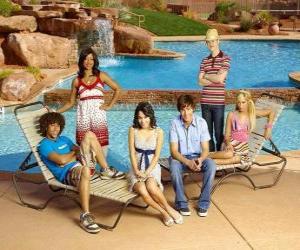 Puzle Čad (Corbin Bleu) Taylor (Monique Coleman), Gabriella Montez (Vanessa Hudgens), Troy Bolton (Zac Efron), Ryan Evans (Lucas Grabeel) Sharpay Evans (Ashley Tisdale), u bazénu