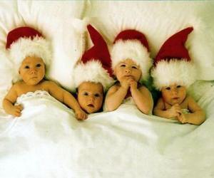 Puzle Čtyři děti se Santa Claus klobouk